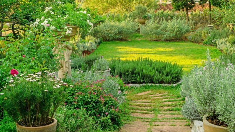 Simple Farmhouse Landscaping Ideas for Your Country Home